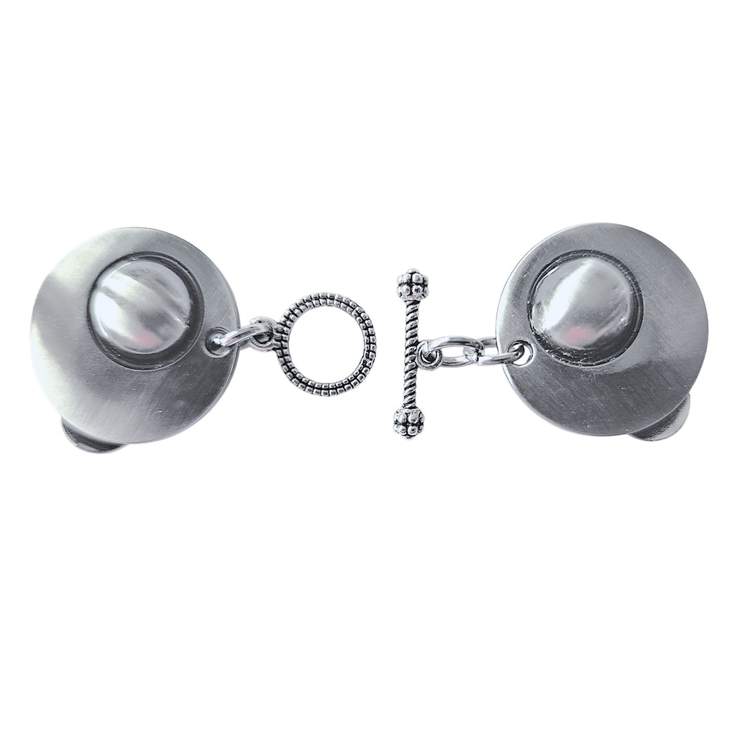 Handgemaakte zilverkleurige vestclip met ronde vormen en stijlvolle T-bar sluiting, ideaal voor vest of sjaal