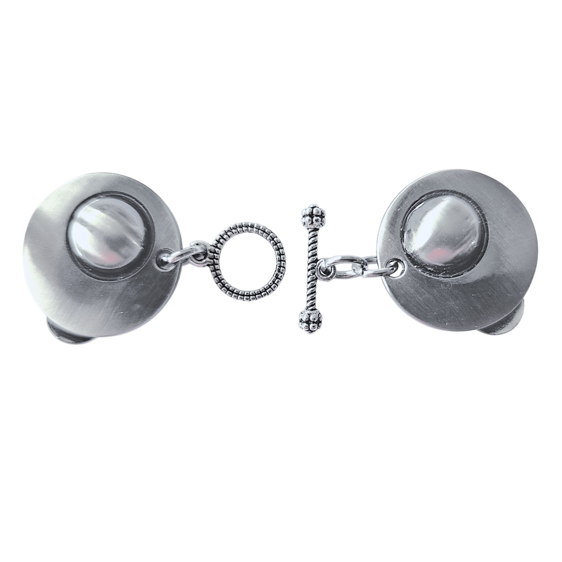 Handgemaakte zilverkleurige vestclip met ronde vormen en stijlvolle T-bar sluiting, ideaal voor vest of sjaal