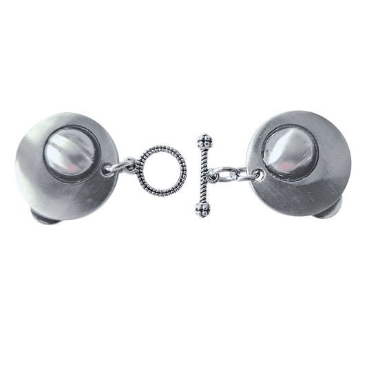 Handgemaakte zilverkleurige vestclip met ronde vormen en stijlvolle T-bar sluiting, ideaal voor vest of sjaal
