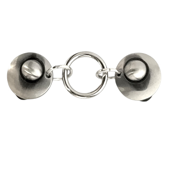 Vestclip met zilverkleurige cirkels en ronde middenring, handgemaakt en elegant voor vest of sjaal