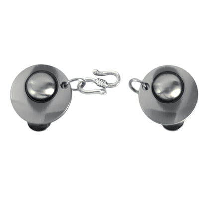 Zilverkleurige vestclip met ronde twistvorm en open haak-en-oogsluiting, elegant en handgemaakt