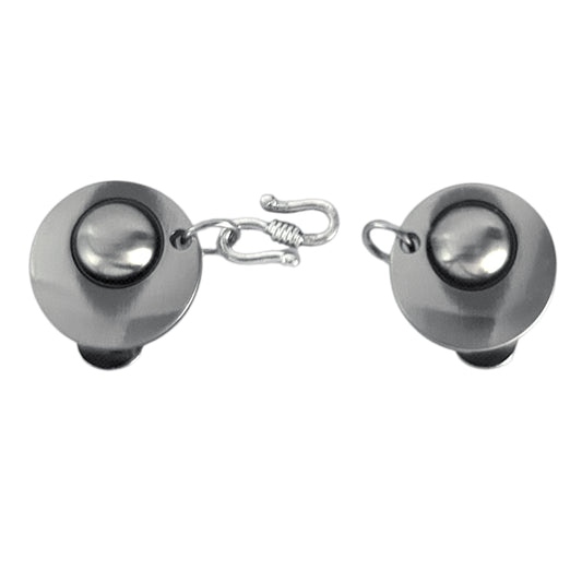 Zilverkleurige vestclip met ronde twistvorm en open haak-en-oogsluiting, elegant en handgemaakt
