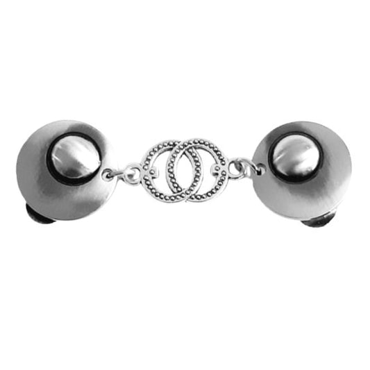 Stijlvolle zilverkleurige vestsluiting met twee in elkaar grijpende ringen, symbool voor verbondenheid en elegantie.