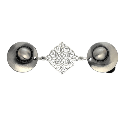 Handgemaakte zilverkleurige vestclip met verfijnd filigrain decor in diamantvorm, elegant en decoratief voor vest of omslagdoek
