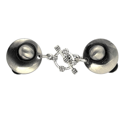 Zilverkleurige handgemaakte vestclip met robuuste haaksluiting en decoratieve structuurdetails