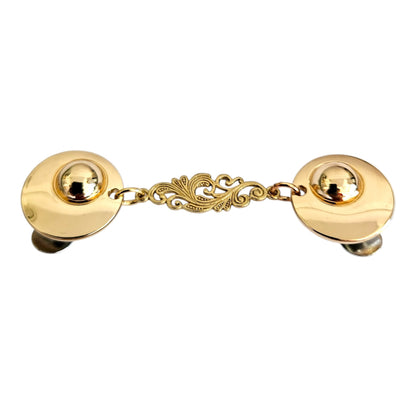 Goudkleurige vestclip met sierlijk barok ornament – een verfijnde sluiting voor wie houdt van klassiek met een vleugje glamour