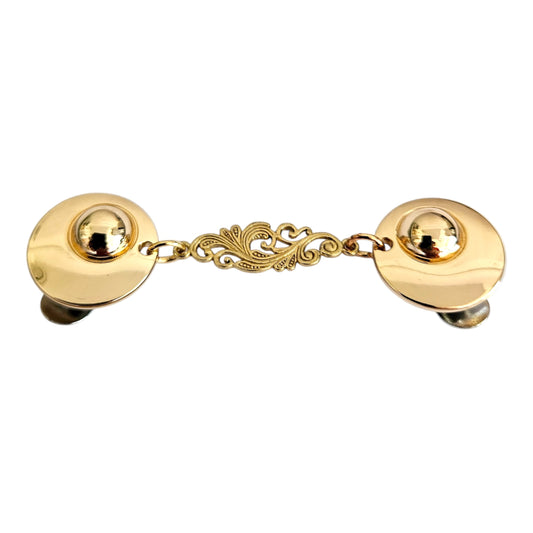 Goudkleurige vestclip met sierlijk barok ornament – een verfijnde sluiting voor wie houdt van klassiek met een vleugje glamour