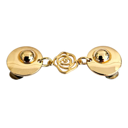 Goudkleurige vestclip met opengewerkte roos – een subtiel symbool van liefde en elegantie om uw vest mooi te sluiten