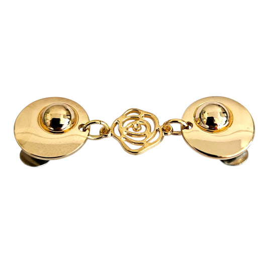 Goudkleurige vestclip met opengewerkte roos – een subtiel symbool van liefde en elegantie om uw vest mooi te sluiten