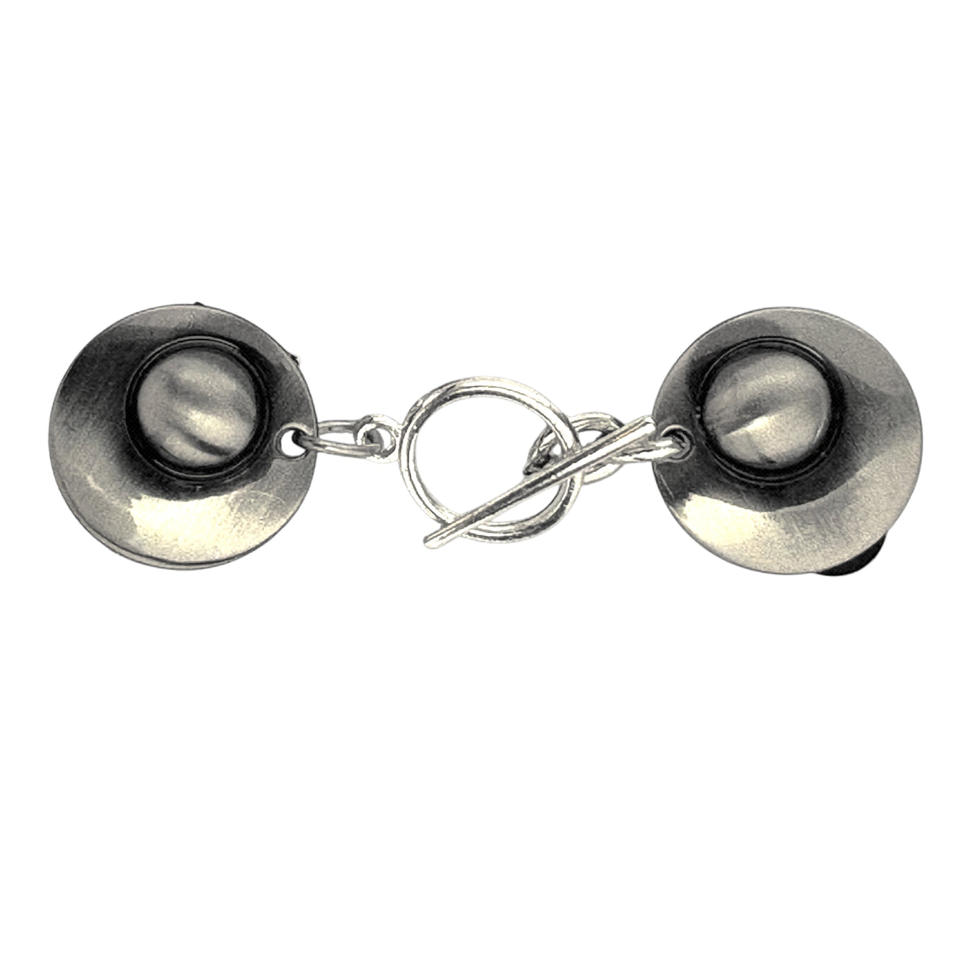 Elegant zilverkleurig vestclipje met klassieke T-bar sluiting, ideaal om openvallende vesten stijlvol te sluiten