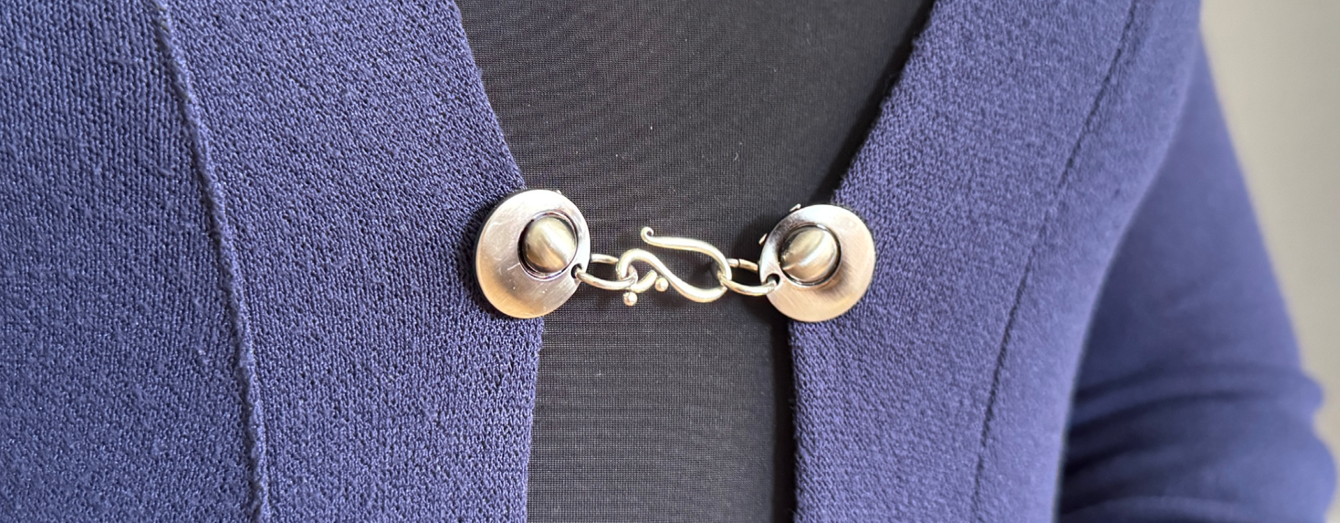 WANDIC Mantelsluiting, 5 paar 5 stijlen retro vest clips wervelende bloem cape bevestigingsmiddelen met clip voor kleding trui sjaal, brons WANDIC Mantelsluiting, 5 paar 5 stijlen retro vest clips wervelende bloem cape bevestigingsmiddelen met clip voor kleding trui sjaal, brons