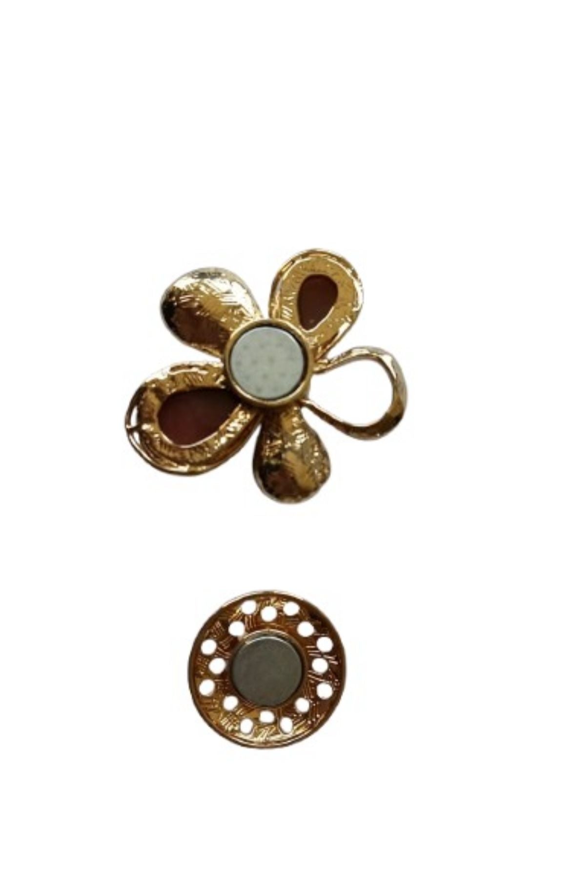 Achterzijde van de goudkleurige magneetbroche Bruine bloesem met losse magneetsluiting.