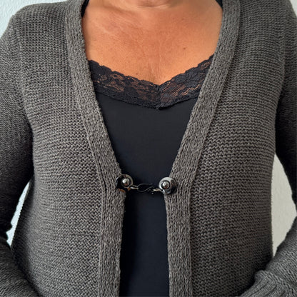 Glanzend zwarte vestsluiting De Classic met haak en oog, compact en stijlvol toegepast in een open vest.