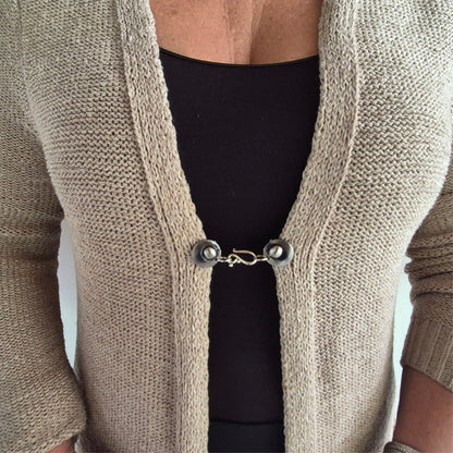 Zilverkleurige vestsluiting De Classic met haak en oog, eenvoudig en tijdloos ontwerp voor een open vest.