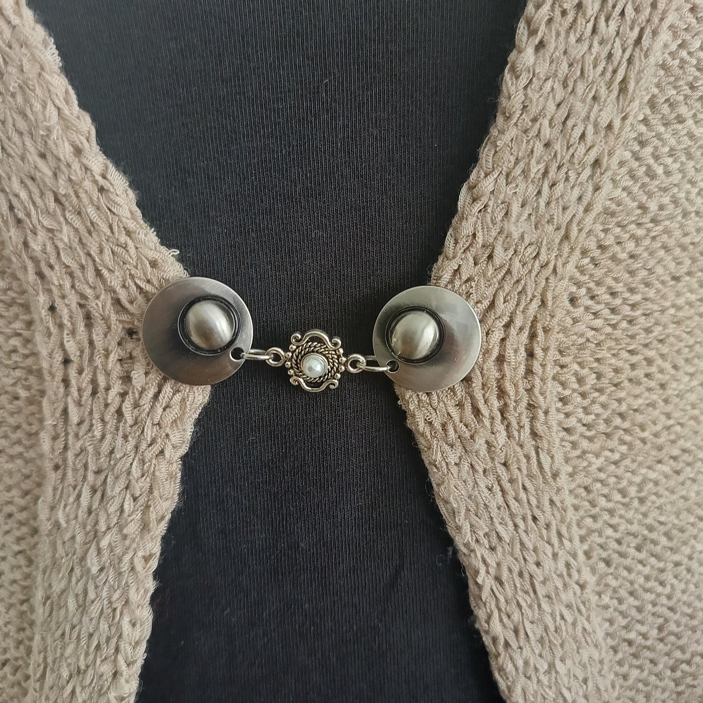 Elegante vestsluiting met zilverkleurige parelbedel, handgemaakt in Groningen voor subtiele stijlvolle verfijning.