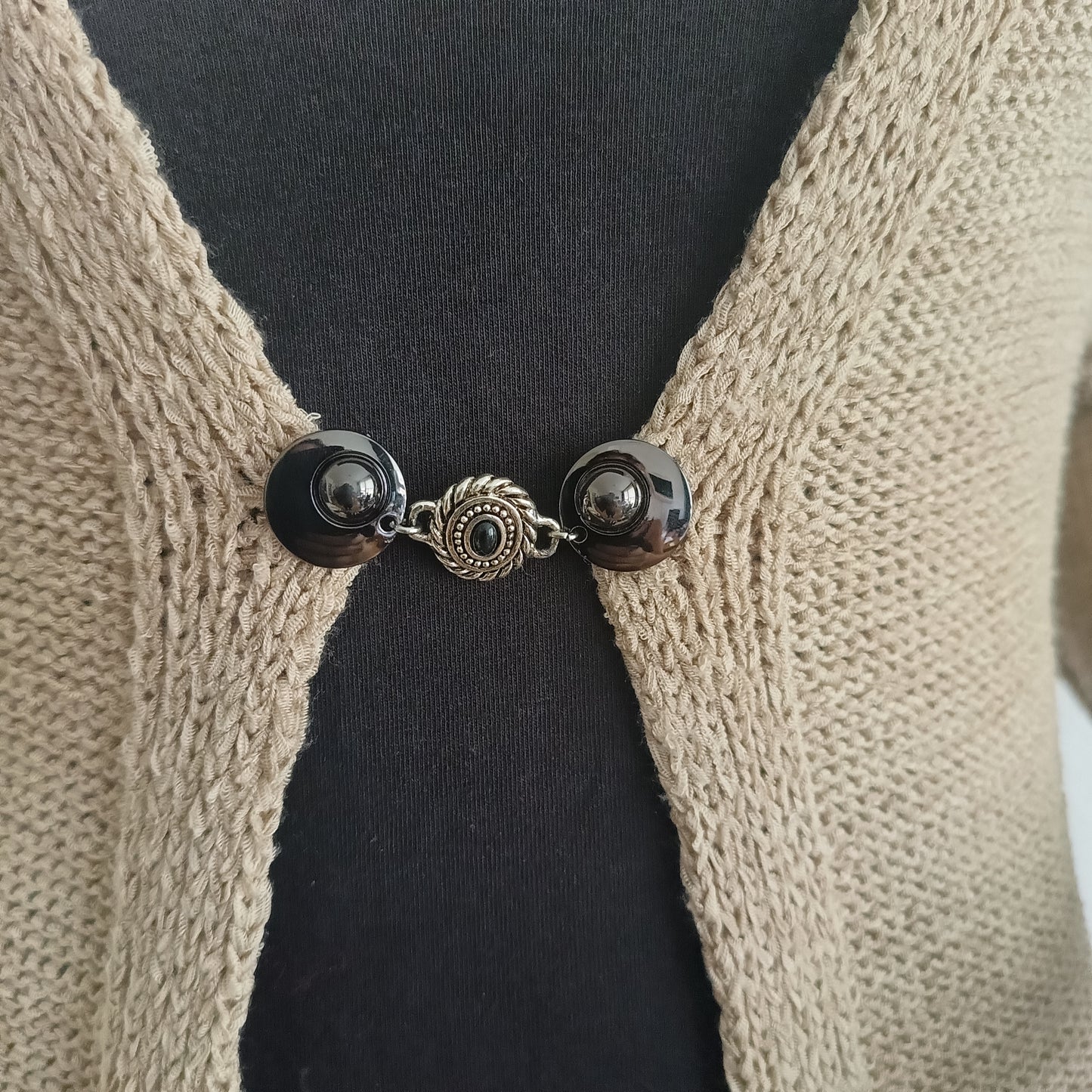 Handgemaakte vestsluiting De Steen in zwart met zilverkleurig detail, stijlvolle clip voor vest of sjaal.
