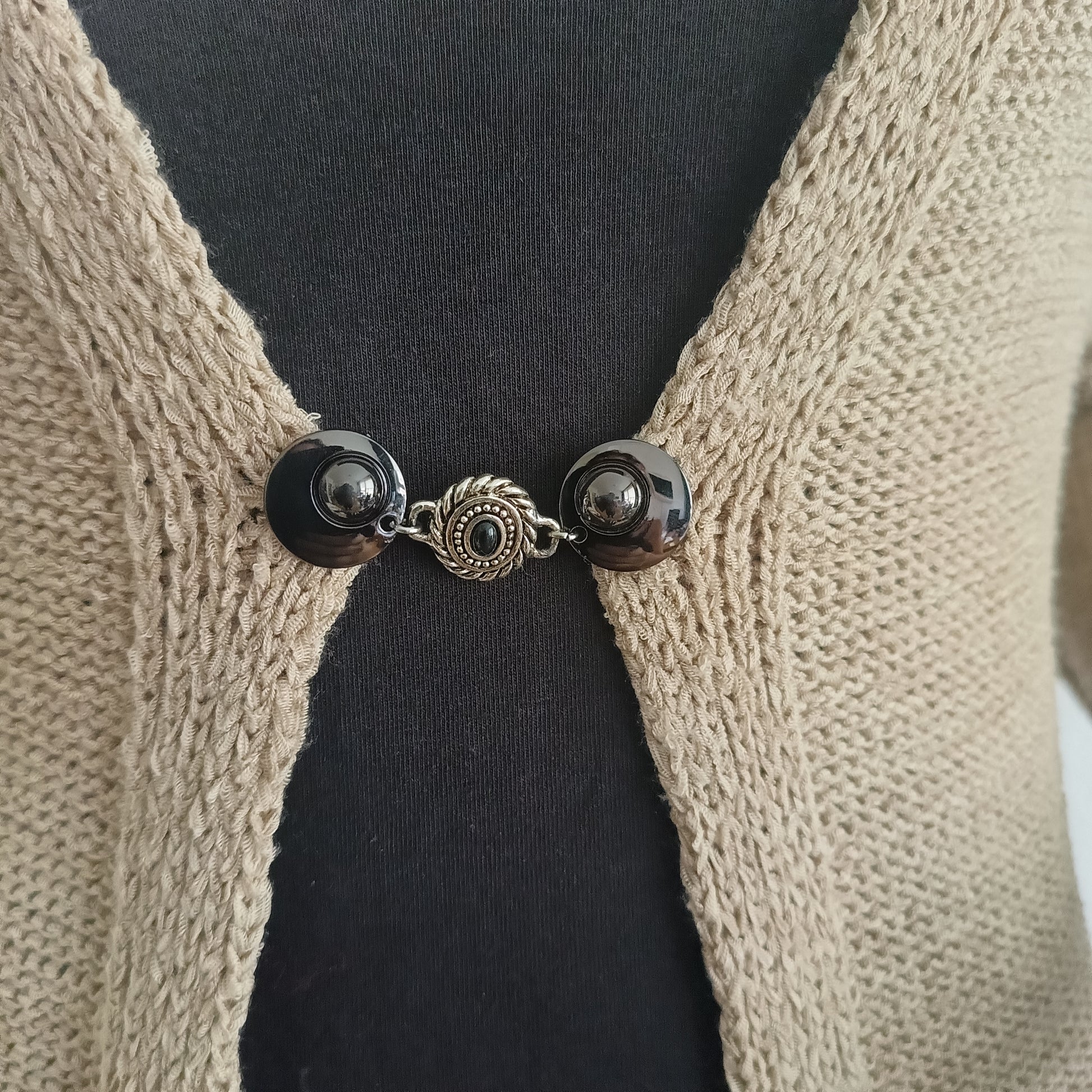 Handgemaakte vestsluiting De Steen in zwart met zilverkleurig detail, stijlvolle clip voor vest of sjaal.