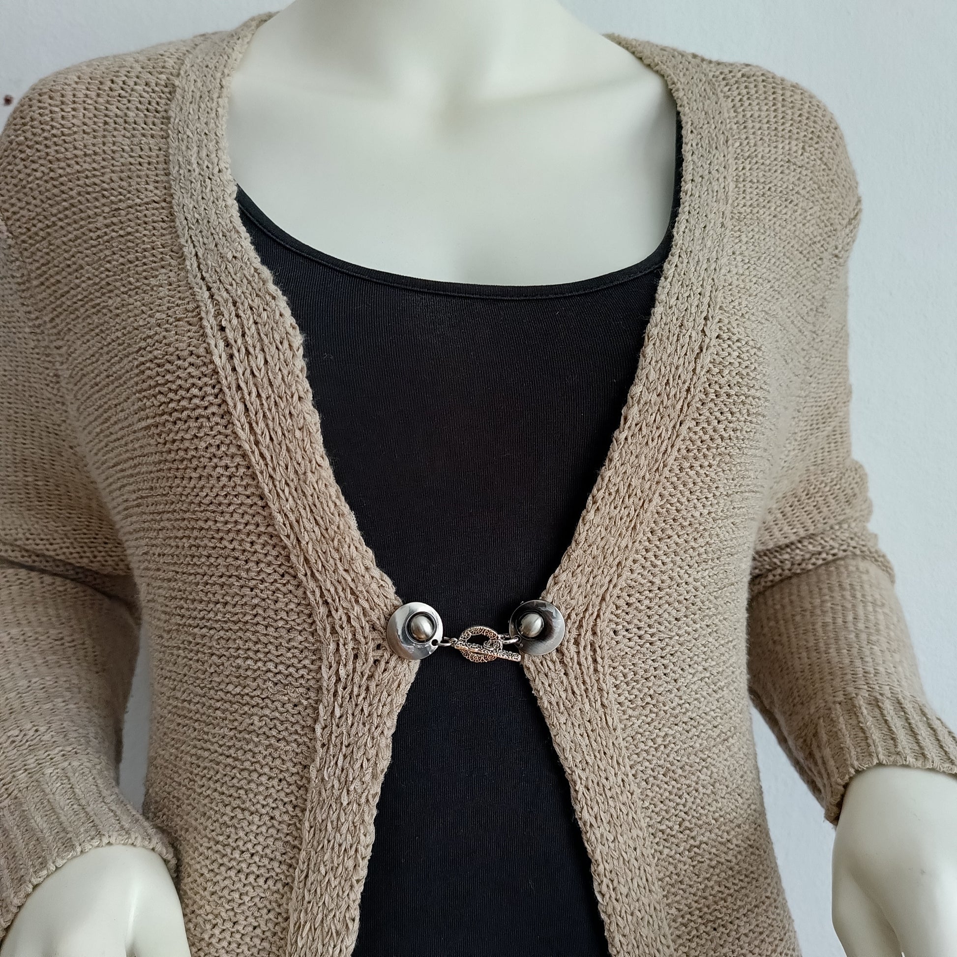 Zilverkleurige vestsluiting met een sierlijke Arabesque-bedel, handgemaakt voor een elegante en verfijnde afwerking.