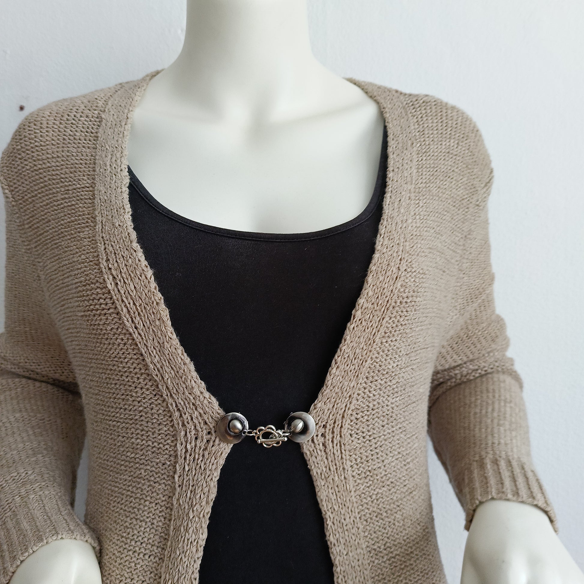 Zilverkleurige vestsluiting met een fijne bloemvormige bedel, handgemaakt voor een elegante en tijdloze afwerking.