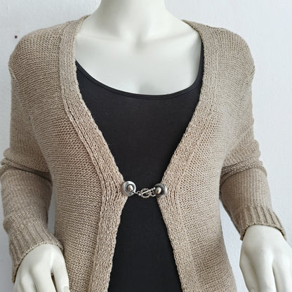 Zilverkleurige vestsluiting met een verfijnde bloemrand, handgemaakt voor een elegante en tijdloze afwerking.