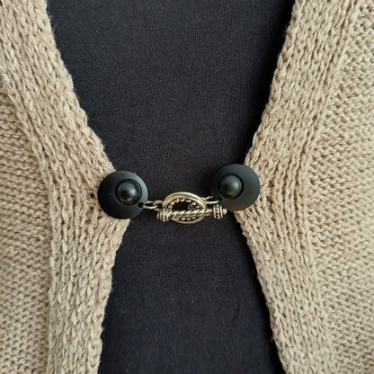 Zilverkleurige vestsluiting met een sierlijke Circus-bedel, handgemaakt voor een speelse en elegante afwerking.