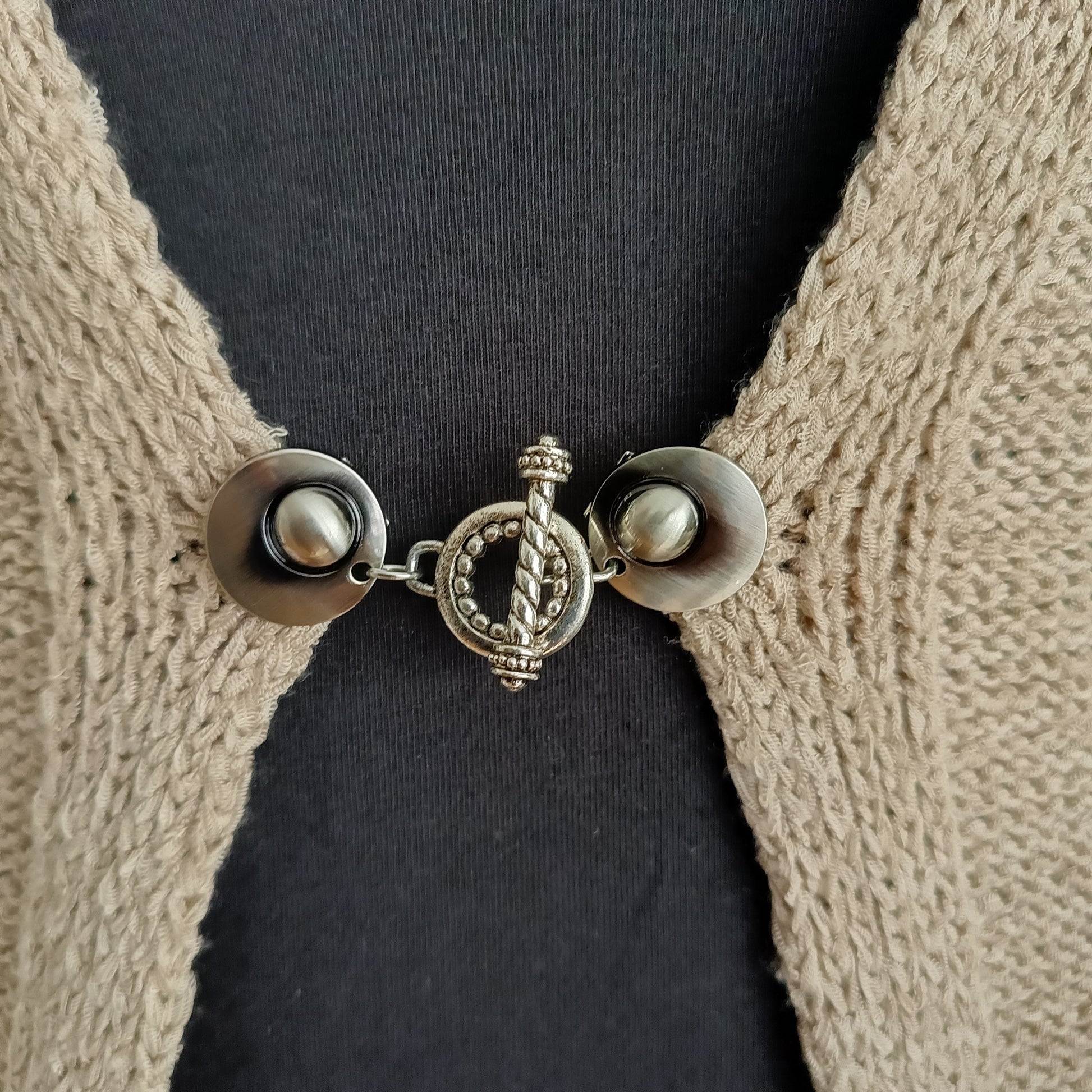 Zilverkleurige vestsluiting met een speelse Circus-bedel, handgemaakt voor een unieke en stijlvolle afwerking.