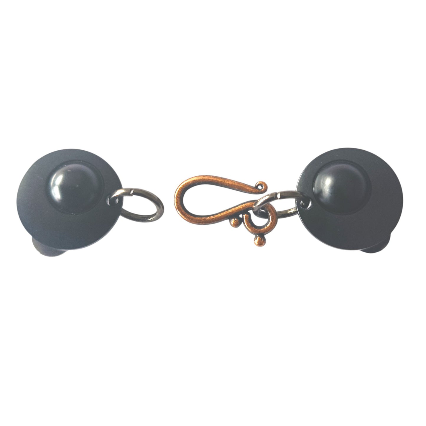 vestsluiting met mat zwarte clips en een koperkleurige haak-en-oog sluiting, handgemaakt voor een stijlvolle en warme uitstraling.
