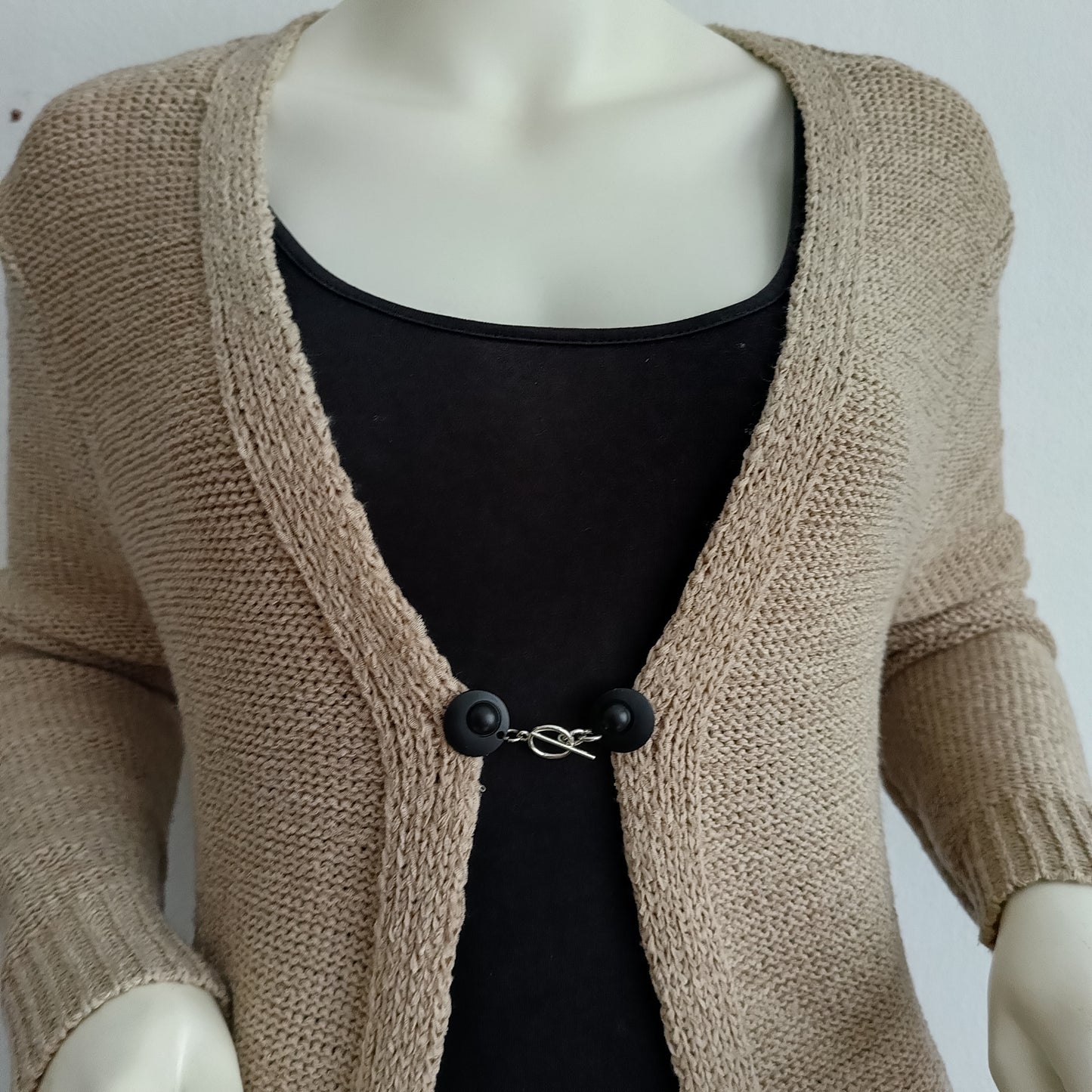 Mat zwarte T-Bar vestsluiting met een klassieke en handgemaakte afwerking, toegevoegd voor een moderne en subtiele look.