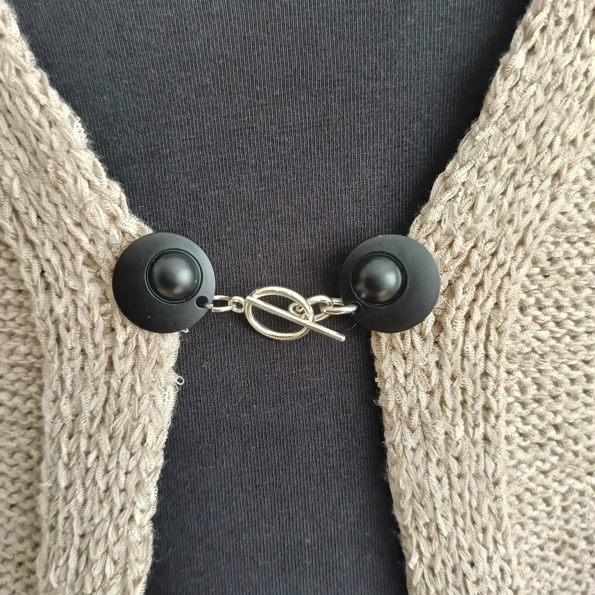 Mat zwarte T-Bar vestsluiting met een klassieke, handgemaakte afwerking voor een moderne en stijlvolle uitstraling.