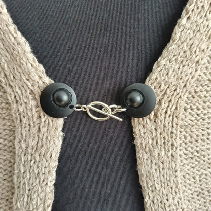 Mat zwarte T-Bar vestsluiting met een klassieke, handgemaakte afwerking voor een moderne en stijlvolle uitstraling.