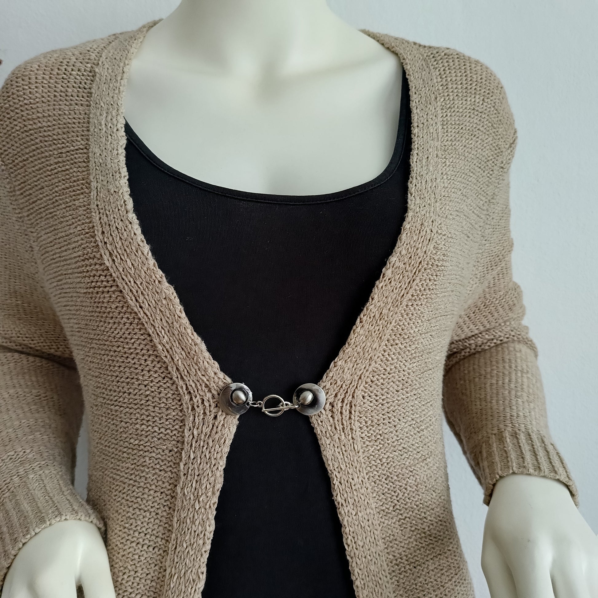 Zilverkleurige T-Bar vestsluiting met een klassieke uitstraling, handgemaakt voor een subtiele en tijdloze afwerking.