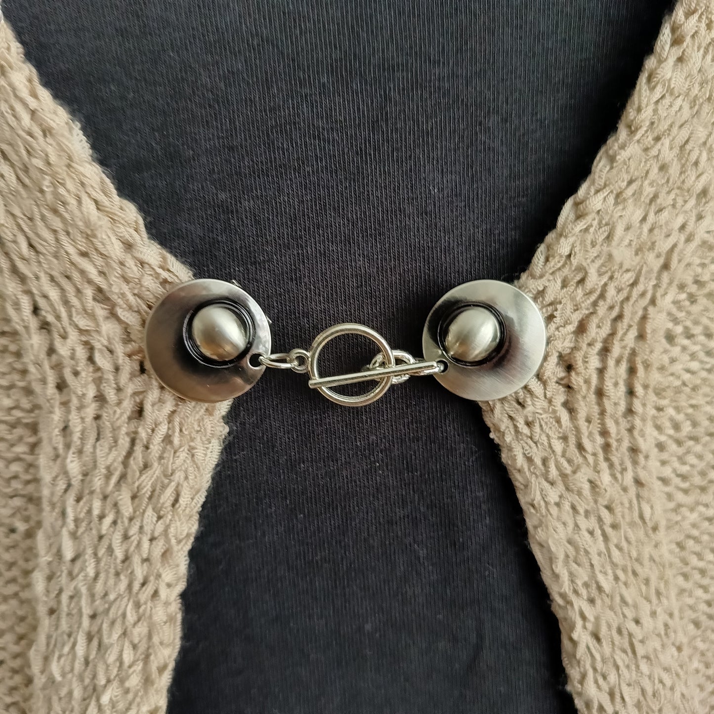 Zilverkleurige T-Bar vestsluiting met een klassieke, handgemaakte afwerking voor een tijdloze en elegante uitstraling.