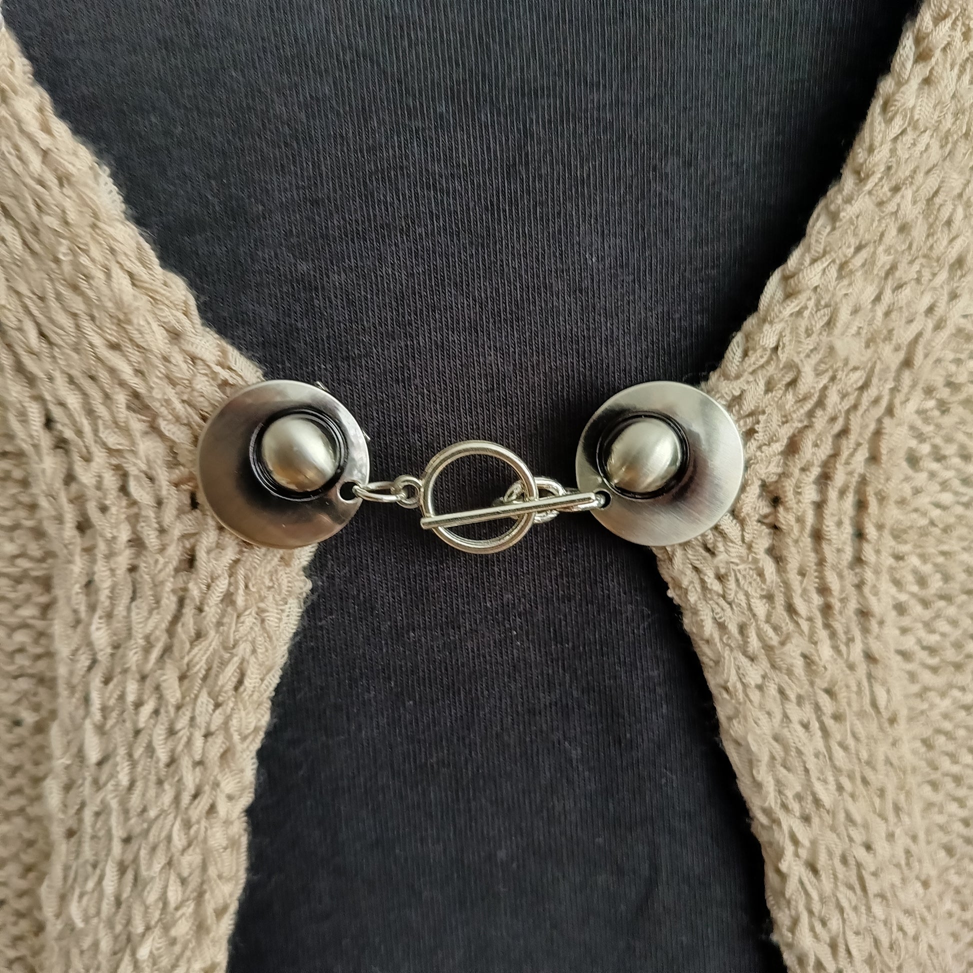 Zilverkleurige T-Bar vestsluiting met een klassieke, handgemaakte afwerking voor een tijdloze en elegante uitstraling.