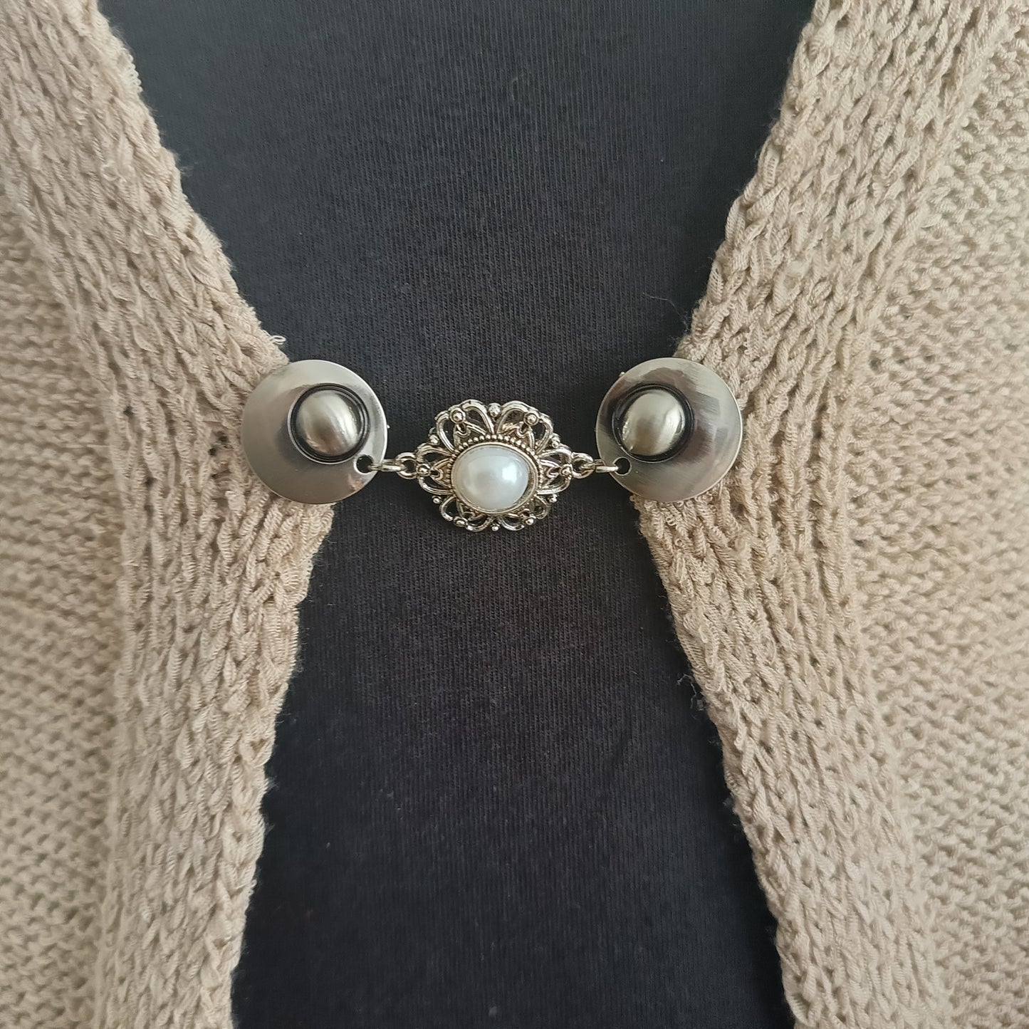 Zilverkleurige vestsluiting met een grote, elegante parelbedel, handgemaakt voor een klassieke en verfijnde uitstraling.