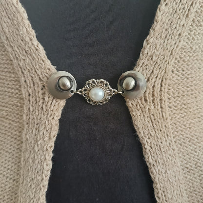 Zilverkleurige vestsluiting met een grote, elegante parelbedel, handgemaakt voor een klassieke en verfijnde uitstraling.