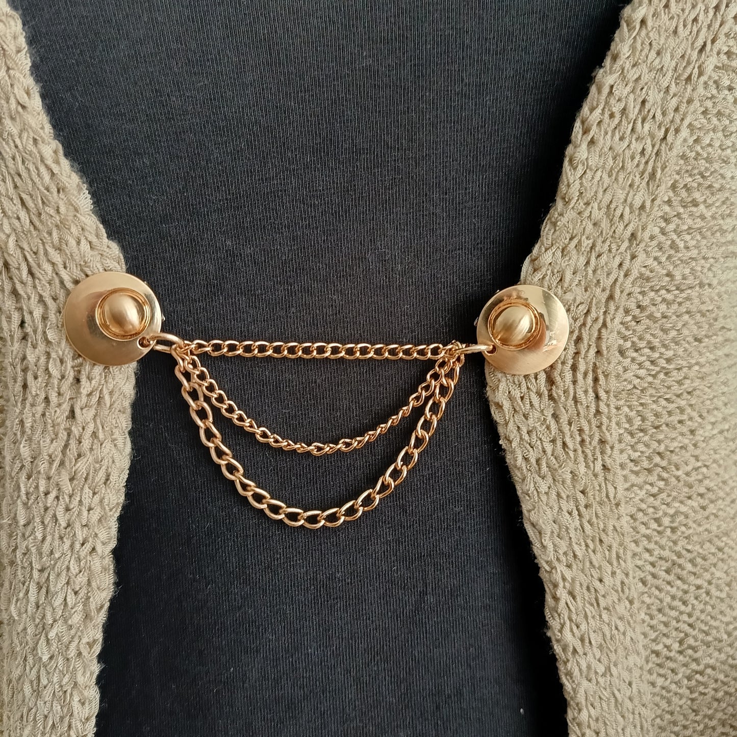 Goudkleurige vestsluiting met drie verfijnde kettingen, handgemaakt voor een elegante en luxe uitstraling.