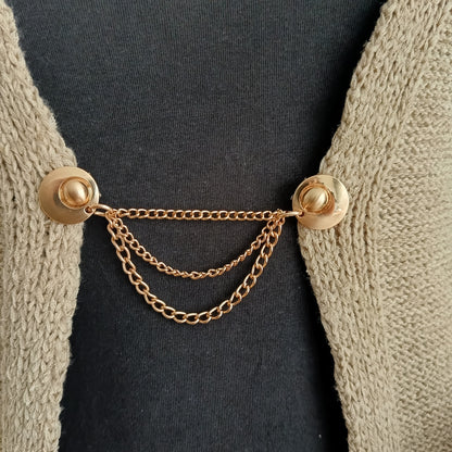 Goudkleurige vestsluiting met drie verfijnde kettingen, handgemaakt voor een elegante en luxe uitstraling.