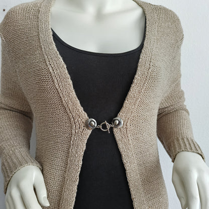 Zilverkleurige vestsluiting met een verfijnde spiraalvormige bedel, handgemaakt voor een elegante en tijdloze afwerking.