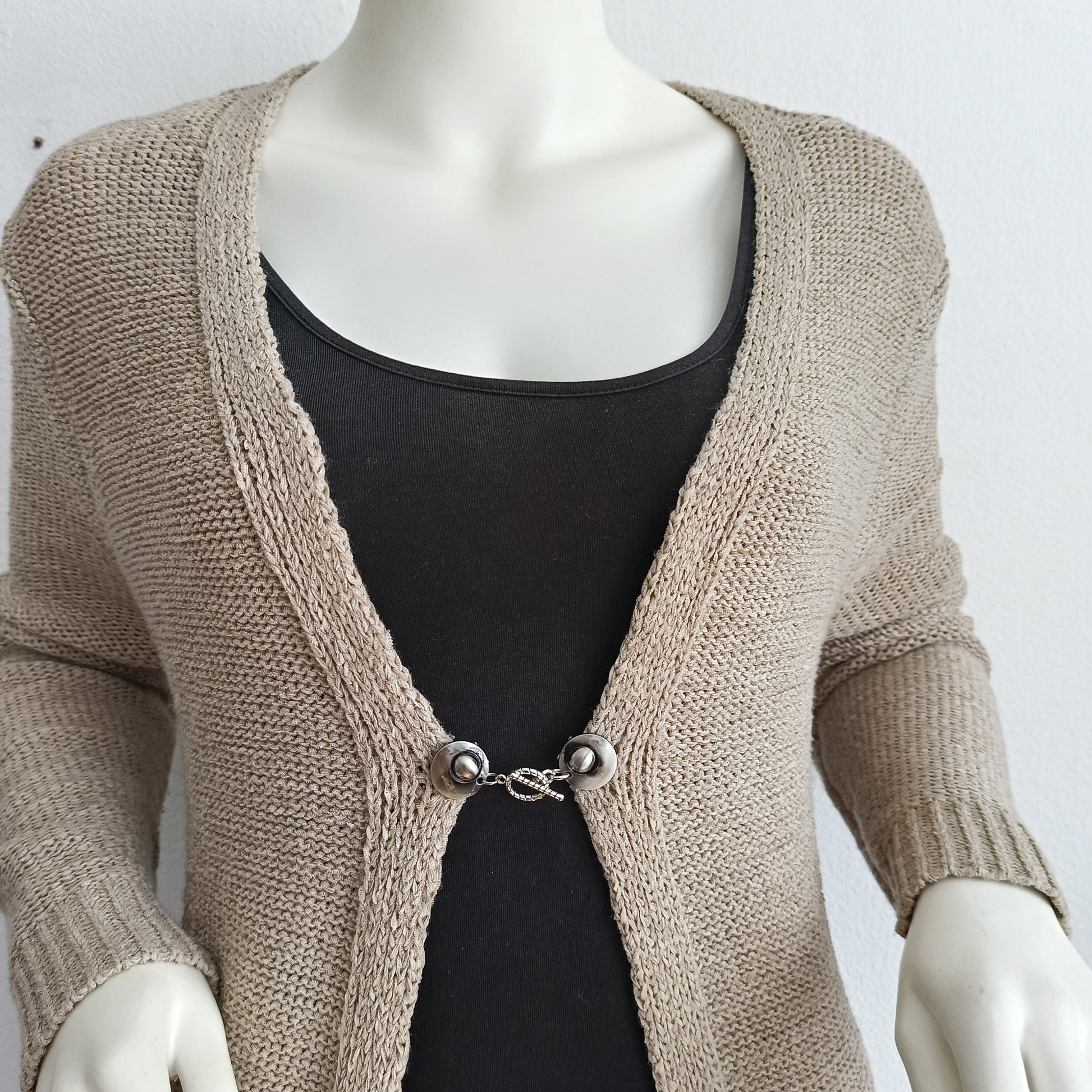 Zilverkleurige T-Bar vestsluiting met een verfijnde touwring-bedel, handgemaakt voor een elegante en tijdloze uitstraling.