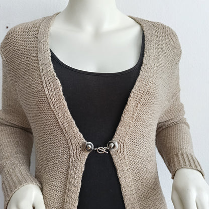 Zilverkleurige T-Bar vestsluiting met een verfijnde touwring-bedel, handgemaakt voor een elegante en tijdloze uitstraling.