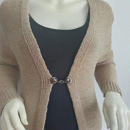 Zilverkleurige vestsluiting met een bedel in drie zachte grijstinten, handgemaakt voor een subtiele en elegante afwerking.