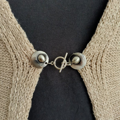 Zilverkleurige T-Bar vestsluiting met een stijlvol houtje-touwtje ontwerp, handgemaakt voor een praktische en elegante bevestiging.