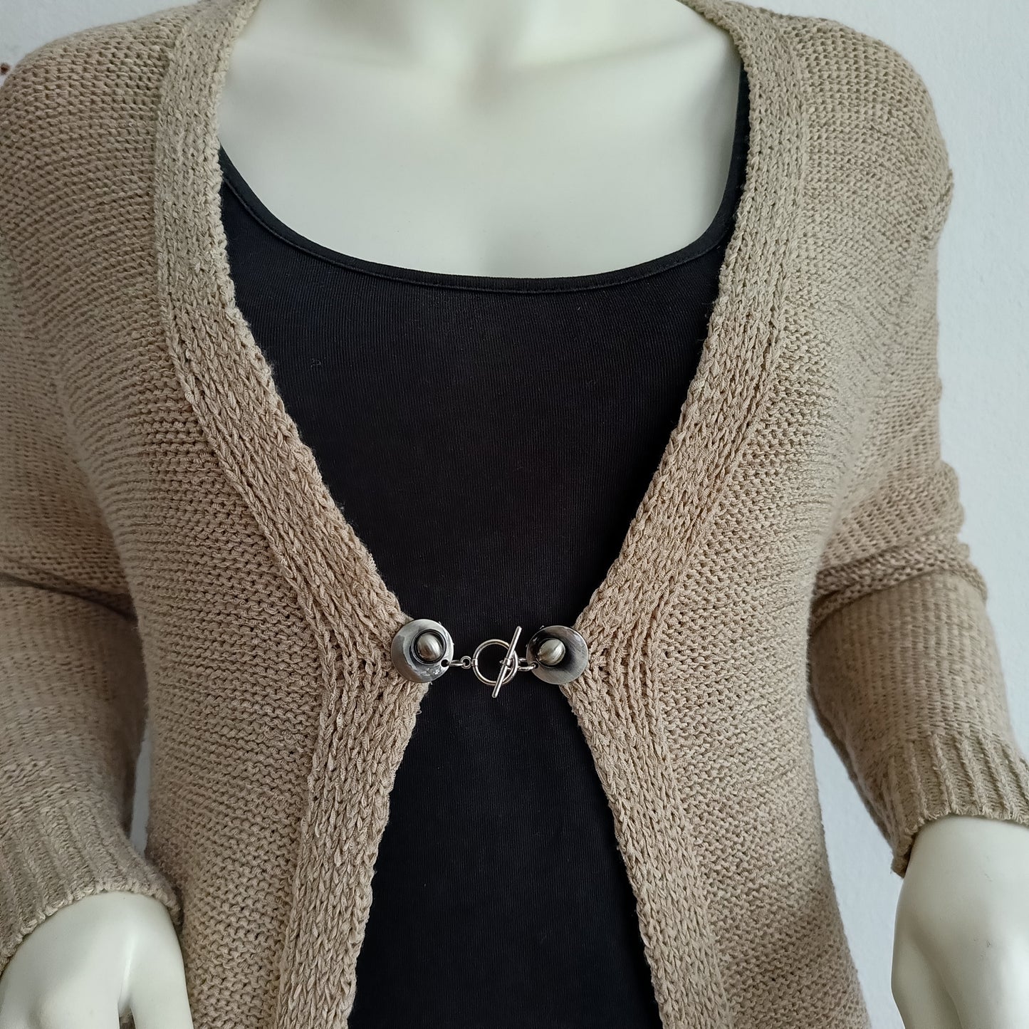 Zilverkleurige T-Bar vestsluiting in houtje-touwtje stijl, handgemaakt voor een praktische en elegante afwerking.