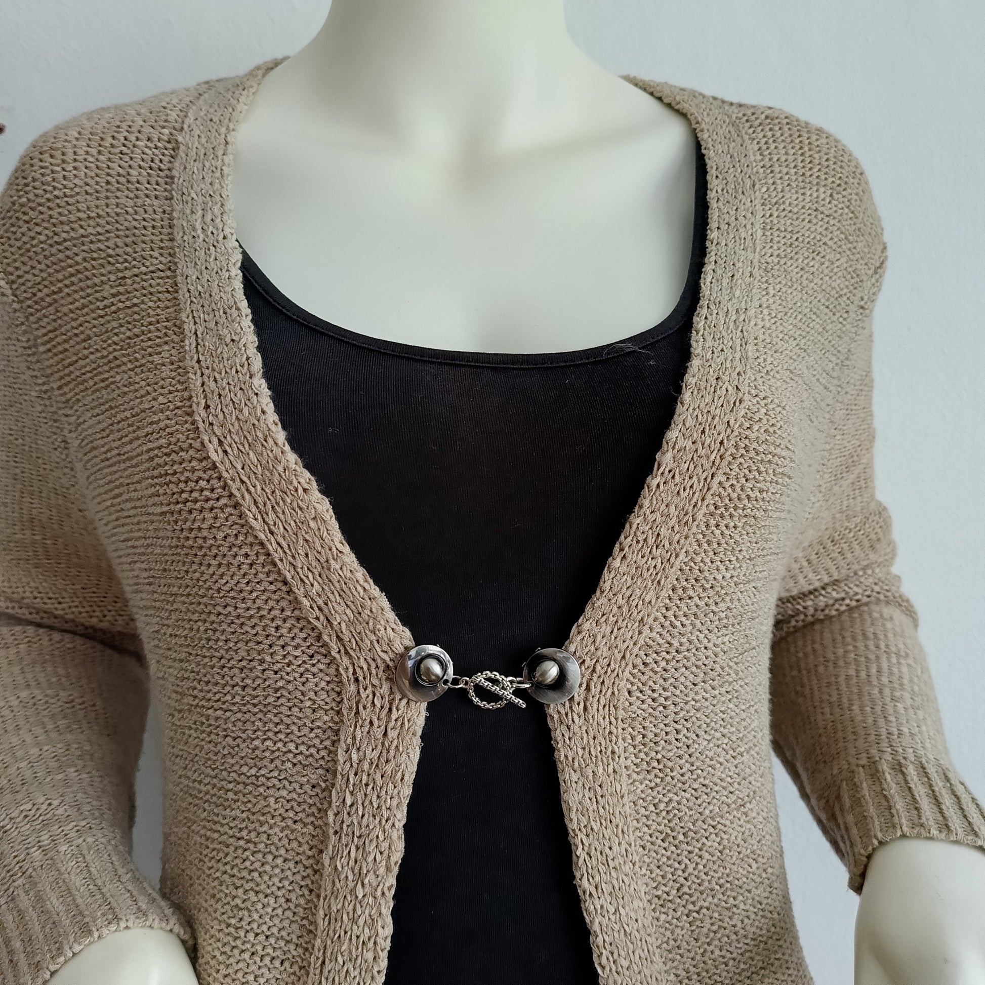 Zilverkleurige T-Bar vestsluiting met een subtiel kettingdetail, handgemaakt voor een elegante en tijdloze uitstraling.