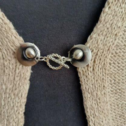 Zilverkleurige T-Bar vestsluiting met een verfijnd kettingdetail, handgemaakt voor een elegante en tijdloze afwerking.