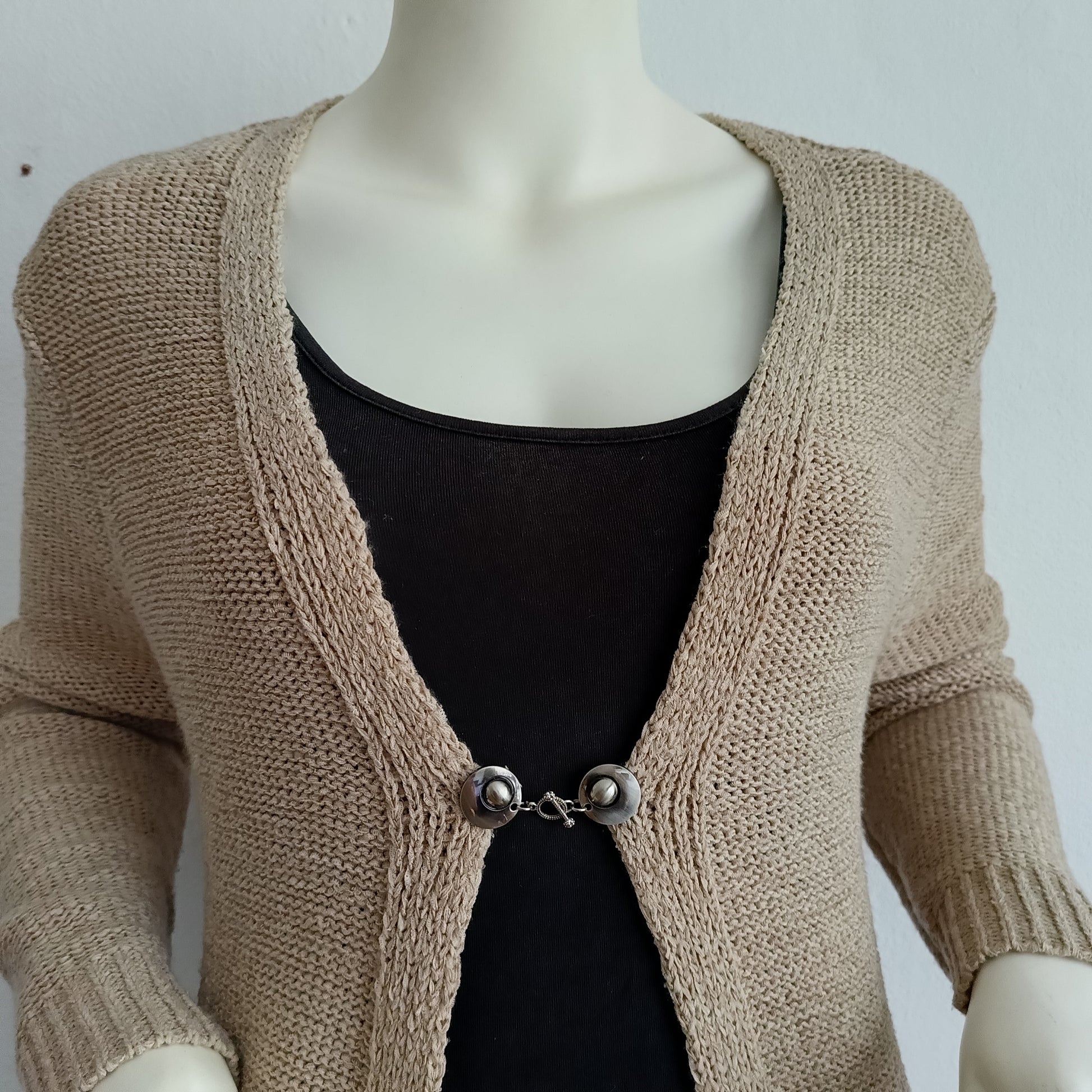 Zilverkleurige vestsluiting met een sierlijke verbonden-bedel, handgemaakt voor een elegante en betekenisvolle uitstraling.