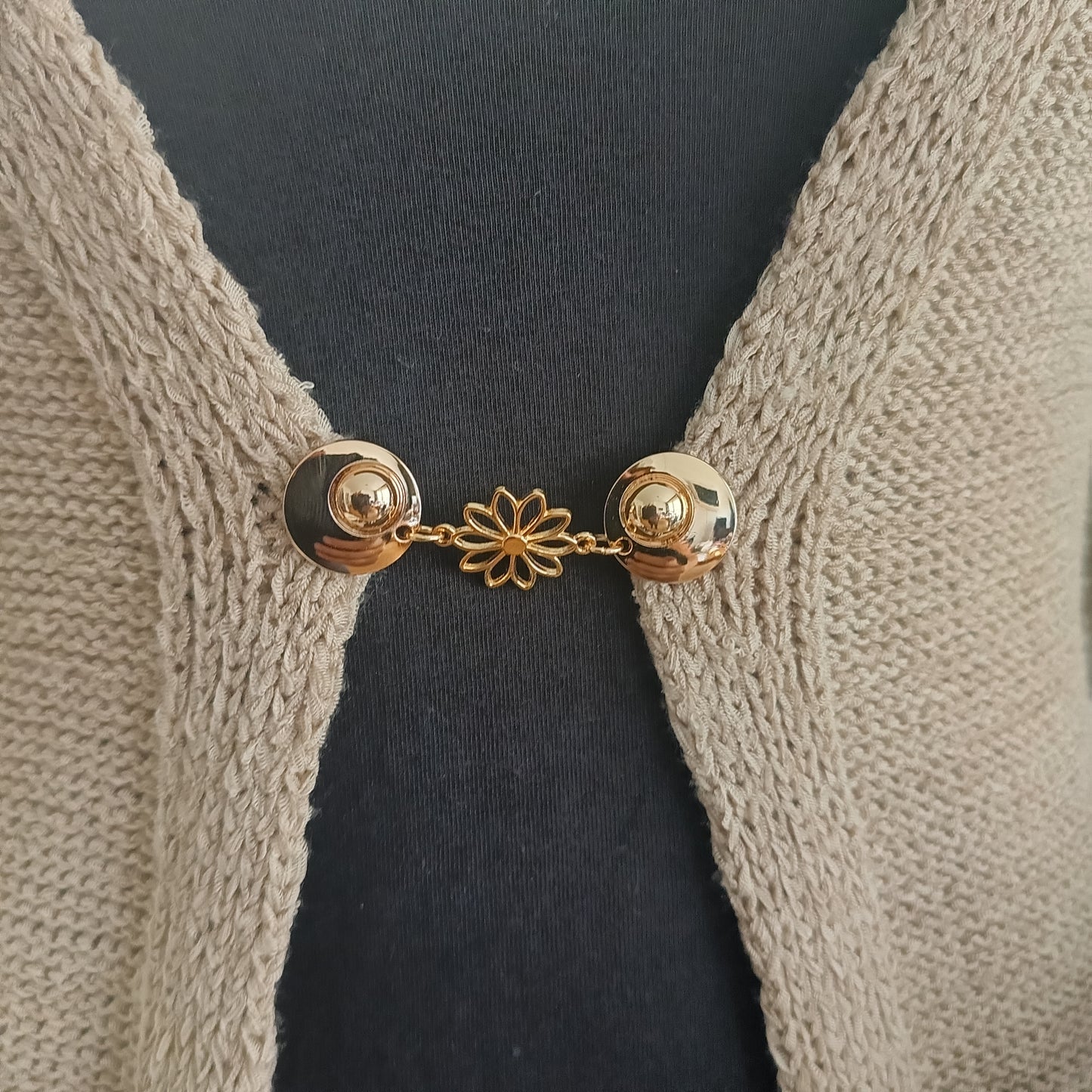 Gouden vestsluiting Daisy met fijn bloemenmotief, elegante sierclip voor vesten en omslagdoeken