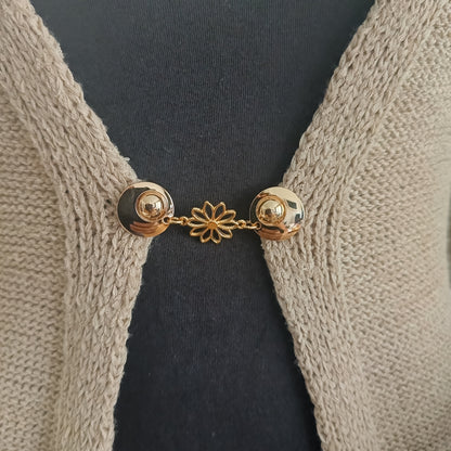 Gouden vestsluiting Daisy met fijn bloemenmotief, elegante sierclip voor vesten en omslagdoeken