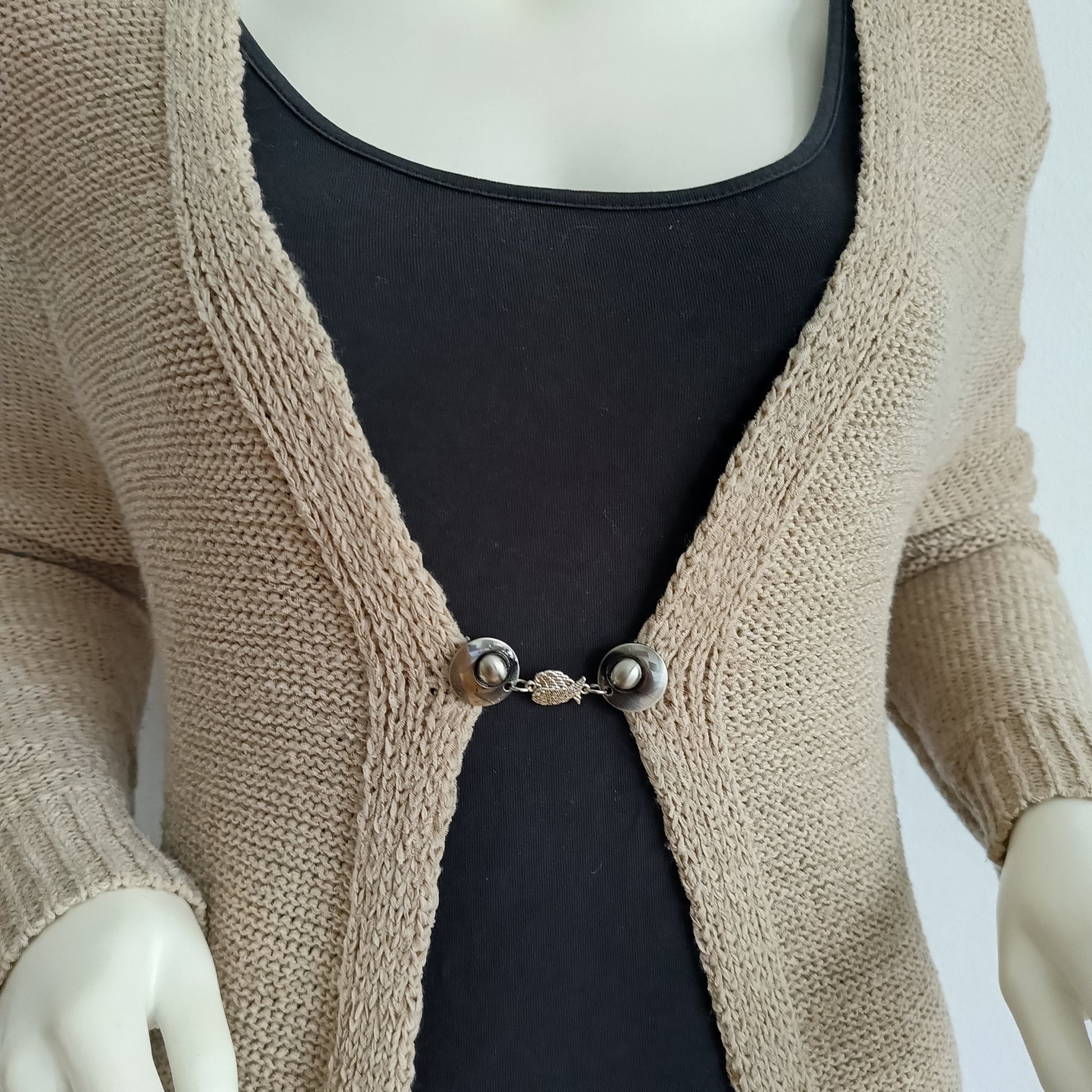 Zilverkleurige engelenvleugels-vestclip van Fashionclip, handgemaakt en elegant als subtiele sluiting aan een vest of sjaal