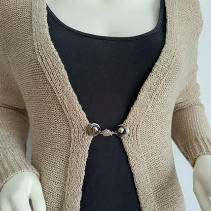 Zilverkleurige engelenvleugels-vestclip van Fashionclip, handgemaakt en elegant als subtiele sluiting aan een vest of sjaal